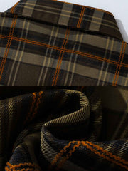 製品画像
「フレンチワークスタイルを取り入れたクラシックなチェック柄長袖シャツ全体画像。ルーズフィットとカーブヘムが特徴的なデザイン。」
詳細画像
「レトロなチェック柄生地の質感と、フレンチカジュアルを象徴するカーブヘムのディテールをクローズアップした画像。」