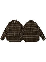 製品画像
「フレンチワークスタイルを取り入れたクラシックなチェック柄長袖シャツ全体画像。ルーズフィットとカーブヘムが特徴的なデザイン。」
詳細画像
「レトロなチェック柄生地の質感と、フレンチカジュアルを象徴するカーブヘムのディテールをクローズアップした画像。」