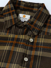 製品画像
「フレンチワークスタイルを取り入れたクラシックなチェック柄長袖シャツ全体画像。ルーズフィットとカーブヘムが特徴的なデザイン。」
詳細画像
「レトロなチェック柄生地の質感と、フレンチカジュアルを象徴するカーブヘムのディテールをクローズアップした画像。」