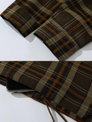 製品画像
「フレンチワークスタイルを取り入れたクラシックなチェック柄長袖シャツ全体画像。ルーズフィットとカーブヘムが特徴的なデザイン。」
詳細画像
「レトロなチェック柄生地の質感と、フレンチカジュアルを象徴するカーブヘムのディテールをクローズアップした画像。」