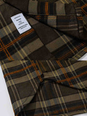 製品画像
「フレンチワークスタイルを取り入れたクラシックなチェック柄長袖シャツ全体画像。ルーズフィットとカーブヘムが特徴的なデザイン。」
詳細画像
「レトロなチェック柄生地の質感と、フレンチカジュアルを象徴するカーブヘムのディテールをクローズアップした画像。」