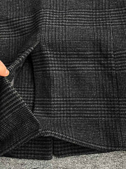 製品画像
ウール混紡のスタンドカラー ミドル丈 チェック柄コートの全体展示図。クラシックなチェック柄デザインとミドル丈シルエットが特徴。
詳細画像
スタンドカラーの防風デザインとクラシックなチェック柄生地のディテールクローズアップ。レトロで洗練された印象を強調。