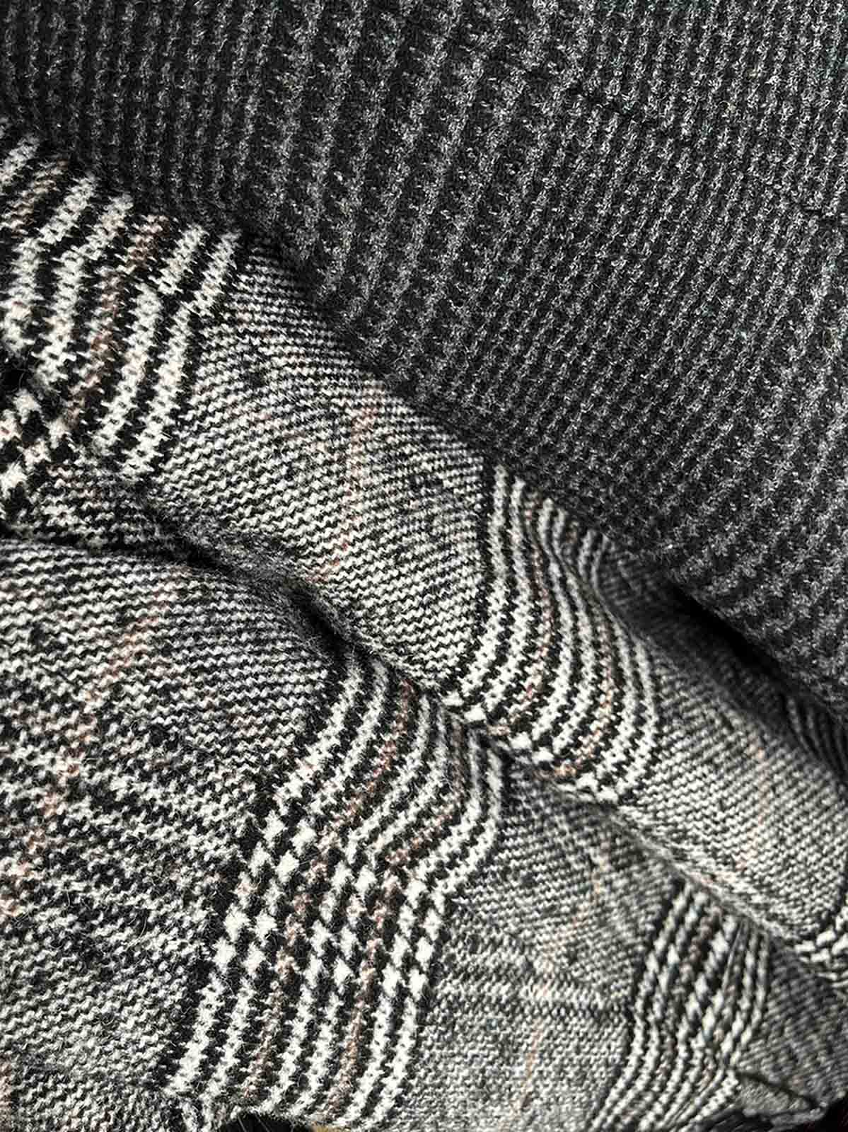 製品画像
ウール混紡のスタンドカラー ミドル丈 チェック柄コートの全体展示図。クラシックなチェック柄デザインとミドル丈シルエットが特徴。
詳細画像
スタンドカラーの防風デザインとクラシックなチェック柄生地のディテールクローズアップ。レトロで洗練された印象を強調。