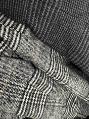 製品画像
ウール混紡のスタンドカラー ミドル丈 チェック柄コートの全体展示図。クラシックなチェック柄デザインとミドル丈シルエットが特徴。
詳細画像
スタンドカラーの防風デザインとクラシックなチェック柄生地のディテールクローズアップ。レトロで洗練された印象を強調。