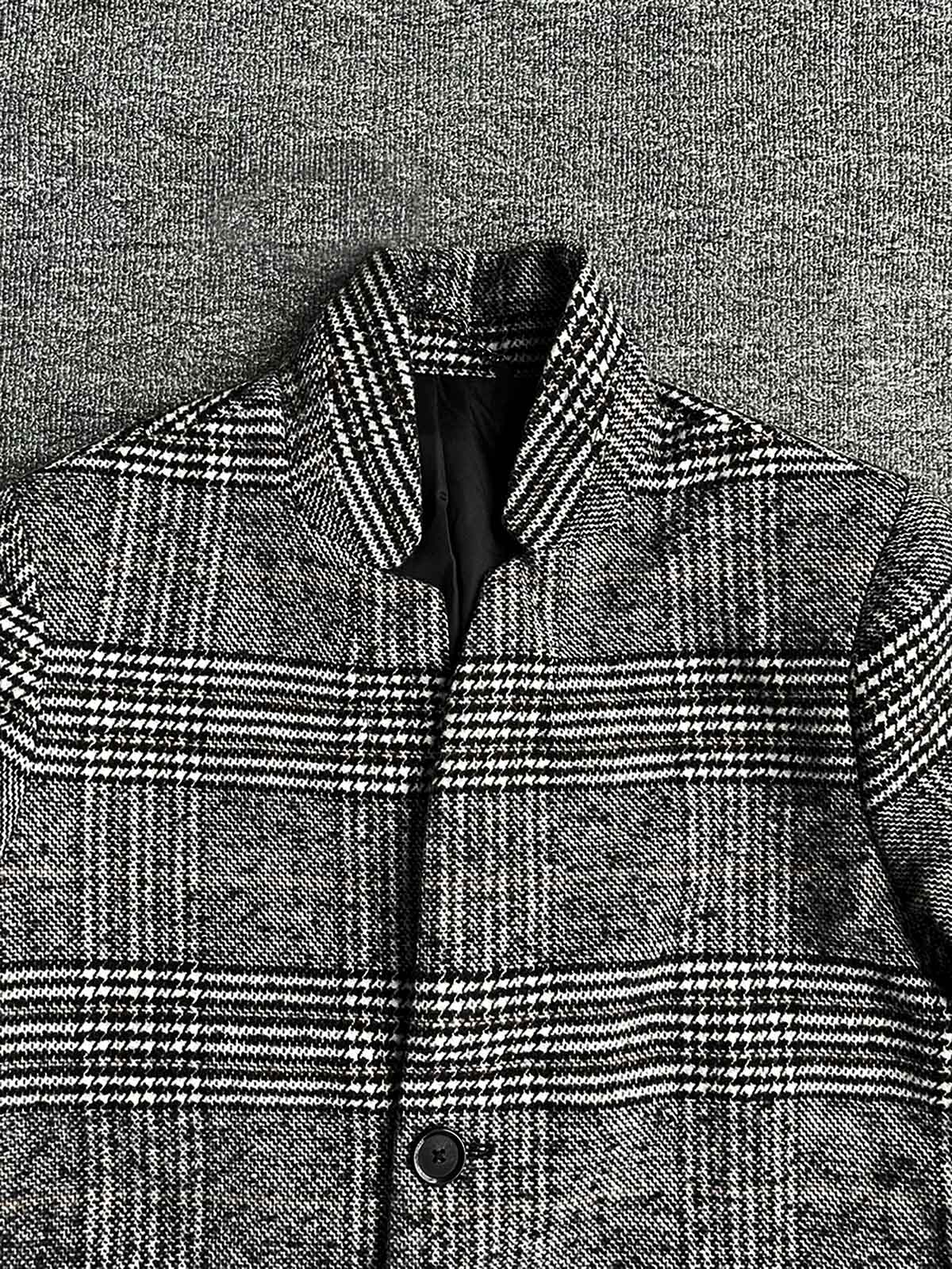 製品画像
ウール混紡のスタンドカラー ミドル丈 チェック柄コートの全体展示図。クラシックなチェック柄デザインとミドル丈シルエットが特徴。
詳細画像
スタンドカラーの防風デザインとクラシックなチェック柄生地のディテールクローズアップ。レトロで洗練された印象を強調。