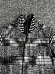 製品画像
ウール混紡のスタンドカラー ミドル丈 チェック柄コートの全体展示図。クラシックなチェック柄デザインとミドル丈シルエットが特徴。
詳細画像
スタンドカラーの防風デザインとクラシックなチェック柄生地のディテールクローズアップ。レトロで洗練された印象を強調。