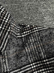 製品画像
ウール混紡のスタンドカラー ミドル丈 チェック柄コートの全体展示図。クラシックなチェック柄デザインとミドル丈シルエットが特徴。
詳細画像
スタンドカラーの防風デザインとクラシックなチェック柄生地のディテールクローズアップ。レトロで洗練された印象を強調。