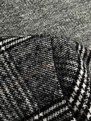 製品画像
ウール混紡のスタンドカラー ミドル丈 チェック柄コートの全体展示図。クラシックなチェック柄デザインとミドル丈シルエットが特徴。
詳細画像
スタンドカラーの防風デザインとクラシックなチェック柄生地のディテールクローズアップ。レトロで洗練された印象を強調。