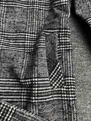製品画像
ウール混紡のスタンドカラー ミドル丈 チェック柄コートの全体展示図。クラシックなチェック柄デザインとミドル丈シルエットが特徴。
詳細画像
スタンドカラーの防風デザインとクラシックなチェック柄生地のディテールクローズアップ。レトロで洗練された印象を強調。