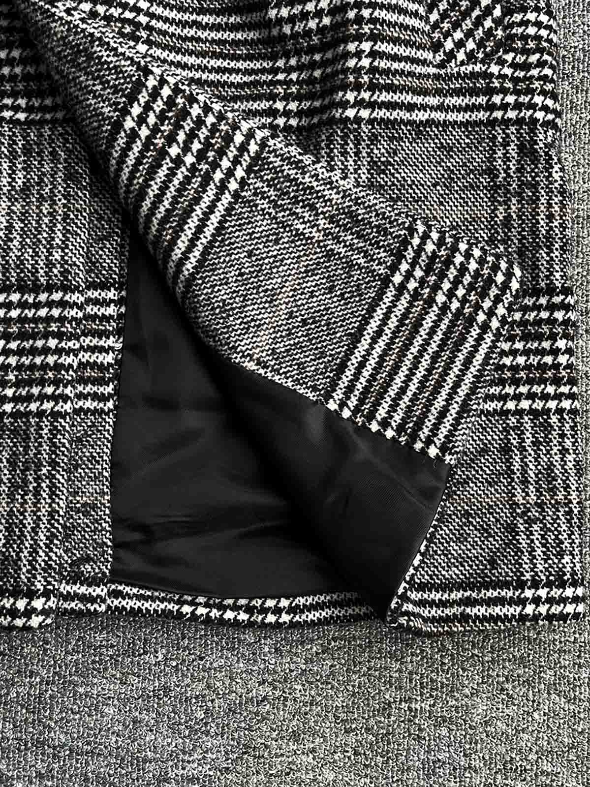 製品画像
ウール混紡のスタンドカラー ミドル丈 チェック柄コートの全体展示図。クラシックなチェック柄デザインとミドル丈シルエットが特徴。
詳細画像
スタンドカラーの防風デザインとクラシックなチェック柄生地のディテールクローズアップ。レトロで洗練された印象を強調。