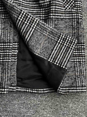 製品画像
ウール混紡のスタンドカラー ミドル丈 チェック柄コートの全体展示図。クラシックなチェック柄デザインとミドル丈シルエットが特徴。
詳細画像
スタンドカラーの防風デザインとクラシックなチェック柄生地のディテールクローズアップ。レトロで洗練された印象を強調。