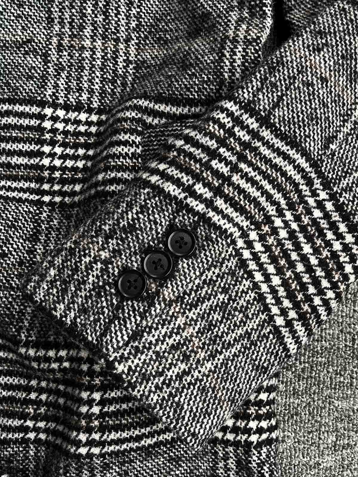 製品画像
ウール混紡のスタンドカラー ミドル丈 チェック柄コートの全体展示図。クラシックなチェック柄デザインとミドル丈シルエットが特徴。
詳細画像
スタンドカラーの防風デザインとクラシックなチェック柄生地のディテールクローズアップ。レトロで洗練された印象を強調。