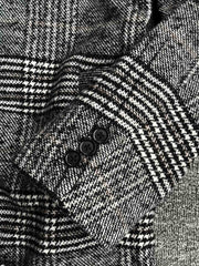 製品画像
ウール混紡のスタンドカラー ミドル丈 チェック柄コートの全体展示図。クラシックなチェック柄デザインとミドル丈シルエットが特徴。
詳細画像
スタンドカラーの防風デザインとクラシックなチェック柄生地のディテールクローズアップ。レトロで洗練された印象を強調。