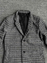 製品画像
ウール混紡のスタンドカラー ミドル丈 チェック柄コートの全体展示図。クラシックなチェック柄デザインとミドル丈シルエットが特徴。
詳細画像
スタンドカラーの防風デザインとクラシックなチェック柄生地のディテールクローズアップ。レトロで洗練された印象を強調。