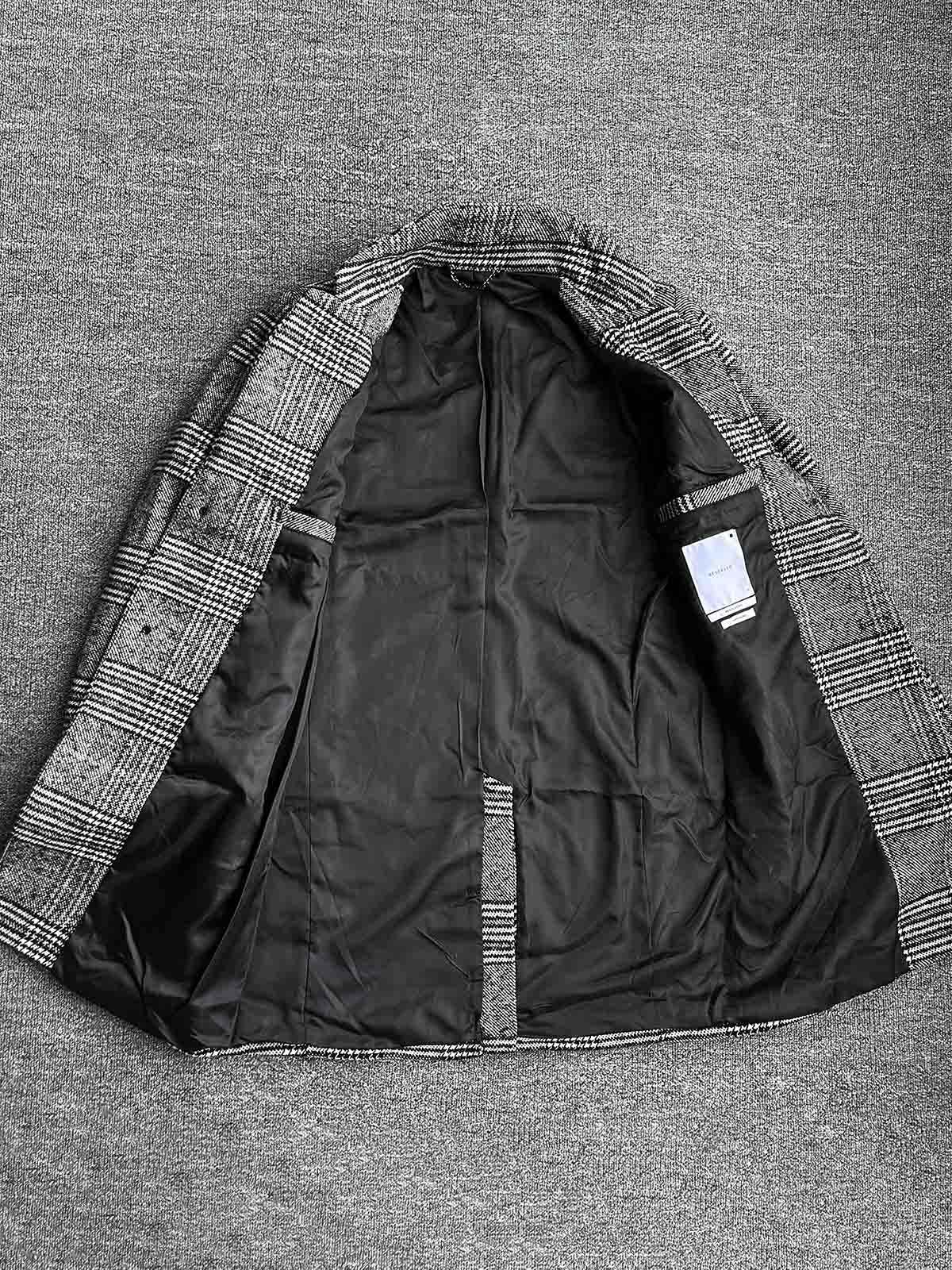 製品画像
ウール混紡のスタンドカラー ミドル丈 チェック柄コートの全体展示図。クラシックなチェック柄デザインとミドル丈シルエットが特徴。
詳細画像
スタンドカラーの防風デザインとクラシックなチェック柄生地のディテールクローズアップ。レトロで洗練された印象を強調。