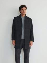 詳細画像
スタンドカラーの防風デザインとクラシックなチェック柄生地のディテールクローズアップ。レトロで洗練された印象を強調。
モデル画像
モデルがスタンドカラー ミドル丈 チェック柄コートを着用し、都会的でエレガントなジェントルマンスタイルを披露。