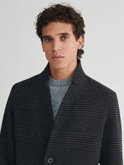 詳細画像
スタンドカラーの防風デザインとクラシックなチェック柄生地のディテールクローズアップ。レトロで洗練された印象を強調。
モデル画像
モデルがスタンドカラー ミドル丈 チェック柄コートを着用し、都会的でエレガントなジェントルマンスタイルを披露。