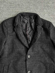 製品画像
ウール混紡のスタンドカラー ミドル丈 チェック柄コートの全体展示図。クラシックなチェック柄デザインとミドル丈シルエットが特徴。
詳細画像
スタンドカラーの防風デザインとクラシックなチェック柄生地のディテールクローズアップ。レトロで洗練された印象を強調。