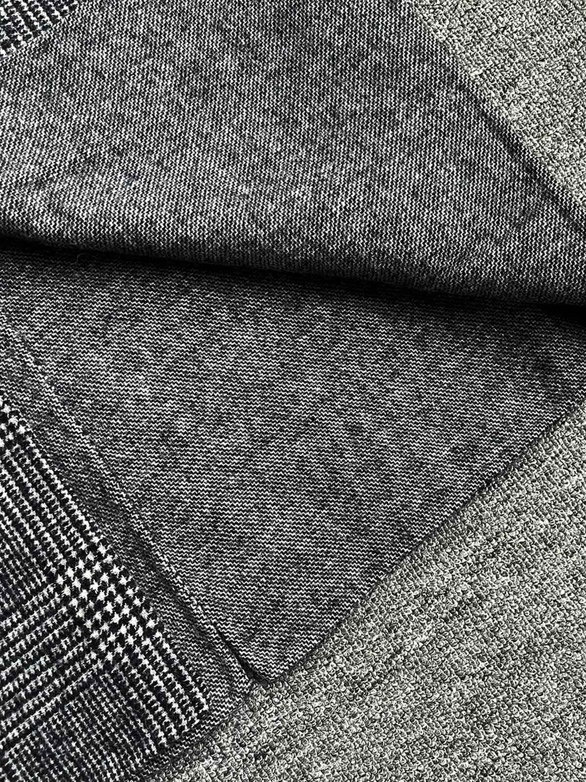 製品画像
「クラシックな英国風チェック柄とウール80%混紡素材を使用したロング丈コート全体画像。エレガントで洗練されたジェントルマンスタイルを演出。」
詳細画像
「立体感を強調する大きなラペルデザインと、柔らかく保温性に優れた英国伝統チェック柄生地のディテールをクローズアップ。」