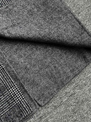 製品画像
「クラシックな英国風チェック柄とウール80%混紡素材を使用したロング丈コート全体画像。エレガントで洗練されたジェントルマンスタイルを演出。」
詳細画像
「立体感を強調する大きなラペルデザインと、柔らかく保温性に優れた英国伝統チェック柄生地のディテールをクローズアップ。」