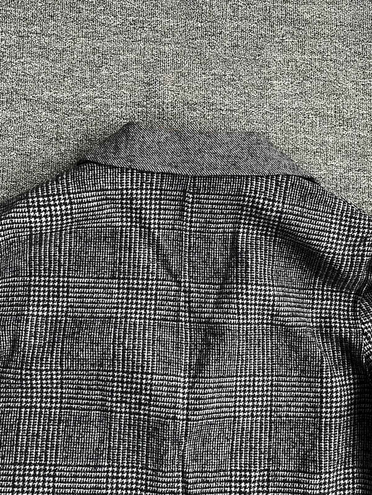 製品画像
「クラシックな英国風チェック柄とウール80%混紡素材を使用したロング丈コート全体画像。エレガントで洗練されたジェントルマンスタイルを演出。」
詳細画像
「立体感を強調する大きなラペルデザインと、柔らかく保温性に優れた英国伝統チェック柄生地のディテールをクローズアップ。」