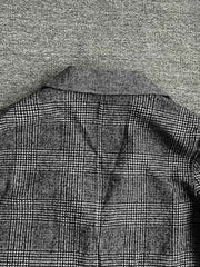 製品画像
「クラシックな英国風チェック柄とウール80%混紡素材を使用したロング丈コート全体画像。エレガントで洗練されたジェントルマンスタイルを演出。」
詳細画像
「立体感を強調する大きなラペルデザインと、柔らかく保温性に優れた英国伝統チェック柄生地のディテールをクローズアップ。」