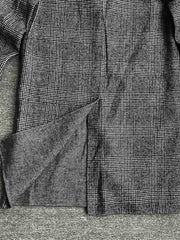 製品画像
「クラシックな英国風チェック柄とウール80%混紡素材を使用したロング丈コート全体画像。エレガントで洗練されたジェントルマンスタイルを演出。」
詳細画像
「立体感を強調する大きなラペルデザインと、柔らかく保温性に優れた英国伝統チェック柄生地のディテールをクローズアップ。」