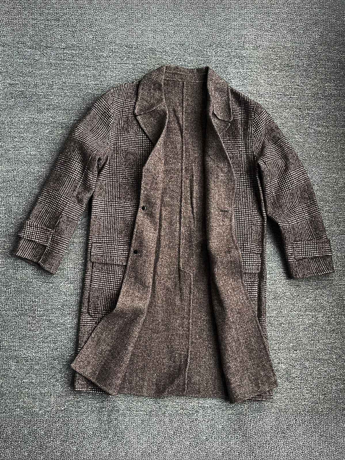 製品画像
「クラシックな英国風チェック柄とウール80%混紡素材を使用したロング丈コート全体画像。エレガントで洗練されたジェントルマンスタイルを演出。」
詳細画像
「立体感を強調する大きなラペルデザインと、柔らかく保温性に優れた英国伝統チェック柄生地のディテールをクローズアップ。」