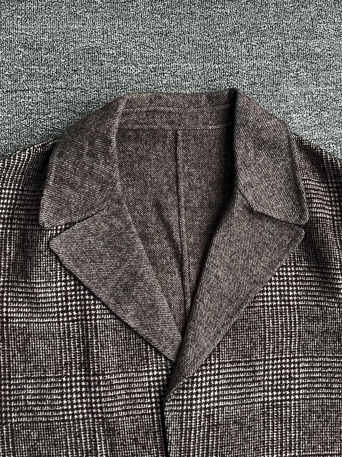 製品画像
「クラシックな英国風チェック柄とウール80%混紡素材を使用したロング丈コート全体画像。エレガントで洗練されたジェントルマンスタイルを演出。」
詳細画像
「立体感を強調する大きなラペルデザインと、柔らかく保温性に優れた英国伝統チェック柄生地のディテールをクローズアップ。」