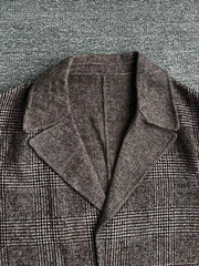 製品画像
「クラシックな英国風チェック柄とウール80%混紡素材を使用したロング丈コート全体画像。エレガントで洗練されたジェントルマンスタイルを演出。」
詳細画像
「立体感を強調する大きなラペルデザインと、柔らかく保温性に優れた英国伝統チェック柄生地のディテールをクローズアップ。」