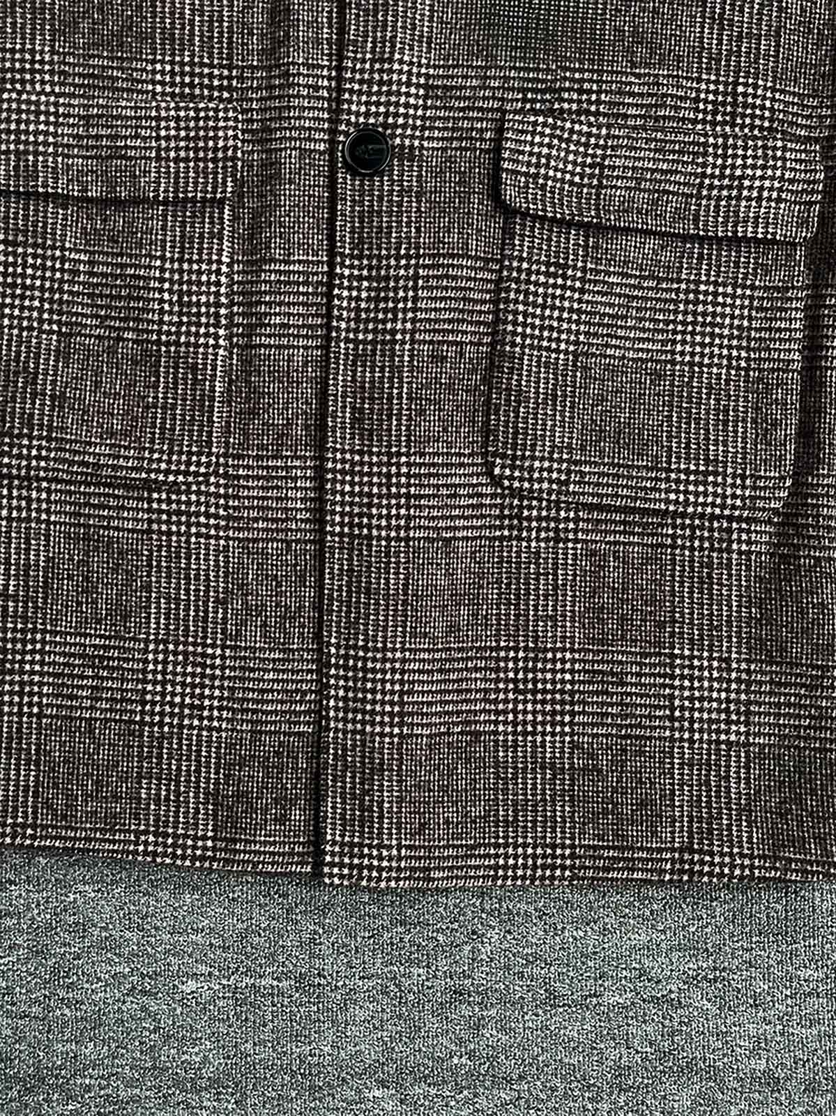 製品画像
「クラシックな英国風チェック柄とウール80%混紡素材を使用したロング丈コート全体画像。エレガントで洗練されたジェントルマンスタイルを演出。」
詳細画像
「立体感を強調する大きなラペルデザインと、柔らかく保温性に優れた英国伝統チェック柄生地のディテールをクローズアップ。」