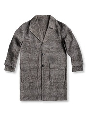 製品画像
「クラシックな英国風チェック柄とウール80%混紡素材を使用したロング丈コート全体画像。エレガントで洗練されたジェントルマンスタイルを演出。」
詳細画像
「立体感を強調する大きなラペルデザインと、柔らかく保温性に優れた英国伝統チェック柄生地のディテールをクローズアップ。」