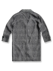 製品画像
「クラシックな英国風チェック柄とウール80%混紡素材を使用したロング丈コート全体画像。エレガントで洗練されたジェントルマンスタイルを演出。」
詳細画像
「立体感を強調する大きなラペルデザインと、柔らかく保温性に優れた英国伝統チェック柄生地のディテールをクローズアップ。」