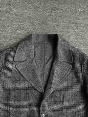 製品画像
「クラシックな英国風チェック柄とウール80%混紡素材を使用したロング丈コート全体画像。エレガントで洗練されたジェントルマンスタイルを演出。」
詳細画像
「立体感を強調する大きなラペルデザインと、柔らかく保温性に優れた英国伝統チェック柄生地のディテールをクローズアップ。」