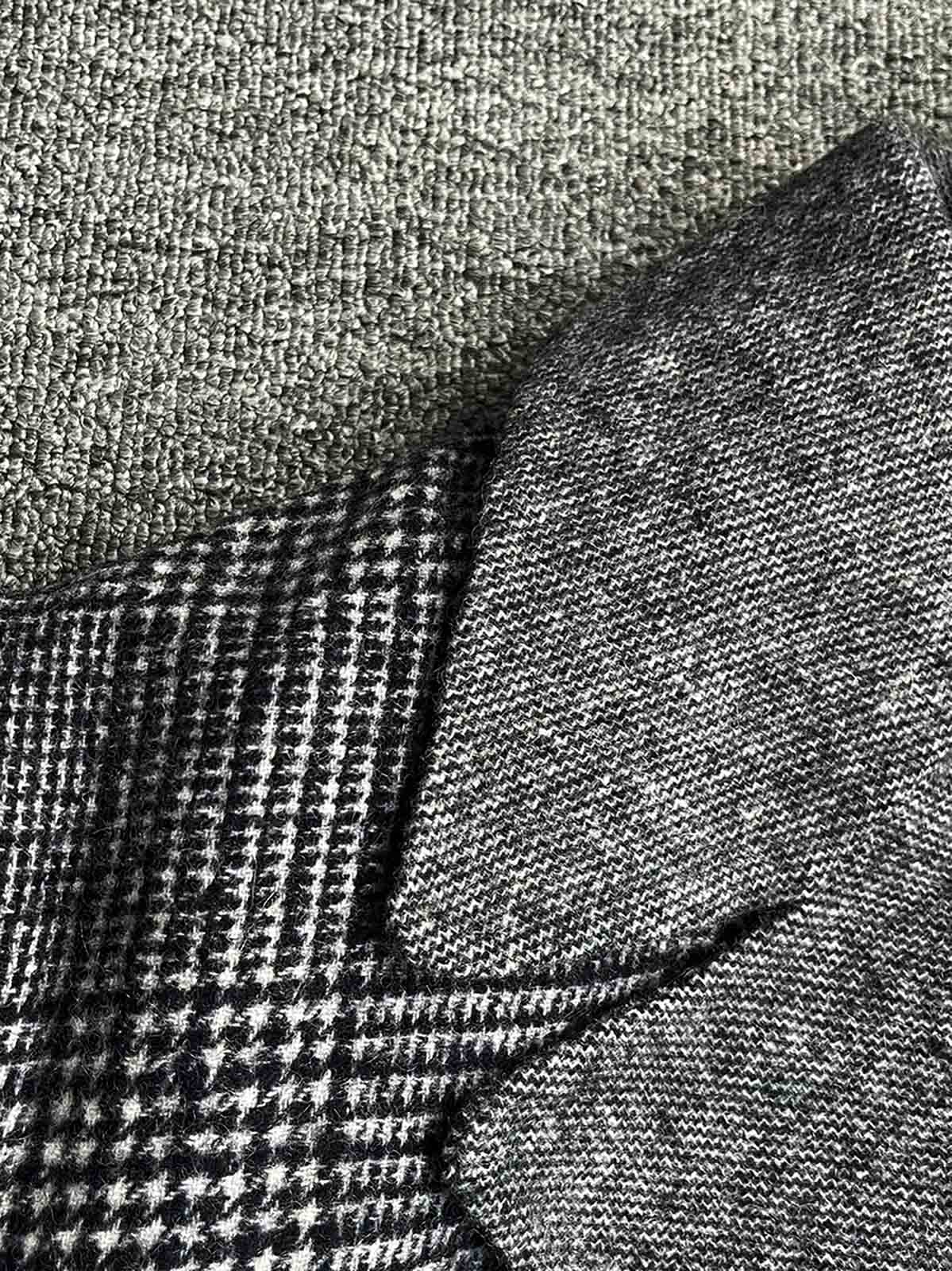 製品画像
「クラシックな英国風チェック柄とウール80%混紡素材を使用したロング丈コート全体画像。エレガントで洗練されたジェントルマンスタイルを演出。」
詳細画像
「立体感を強調する大きなラペルデザインと、柔らかく保温性に優れた英国伝統チェック柄生地のディテールをクローズアップ。」