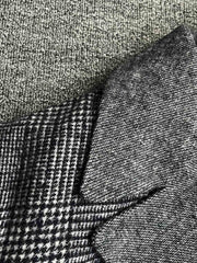 製品画像
「クラシックな英国風チェック柄とウール80%混紡素材を使用したロング丈コート全体画像。エレガントで洗練されたジェントルマンスタイルを演出。」
詳細画像
「立体感を強調する大きなラペルデザインと、柔らかく保温性に優れた英国伝統チェック柄生地のディテールをクローズアップ。」