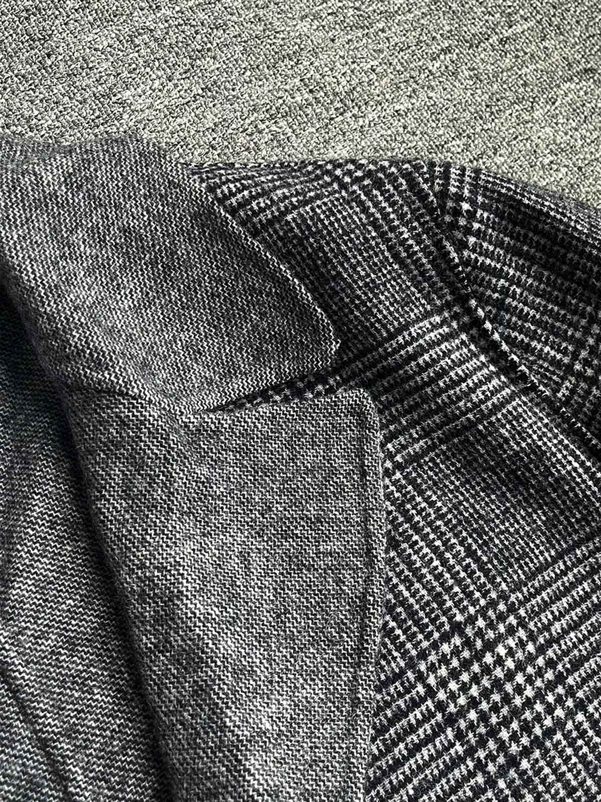 製品画像
「クラシックな英国風チェック柄とウール80%混紡素材を使用したロング丈コート全体画像。エレガントで洗練されたジェントルマンスタイルを演出。」
詳細画像
「立体感を強調する大きなラペルデザインと、柔らかく保温性に優れた英国伝統チェック柄生地のディテールをクローズアップ。」