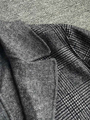 製品画像
「クラシックな英国風チェック柄とウール80%混紡素材を使用したロング丈コート全体画像。エレガントで洗練されたジェントルマンスタイルを演出。」
詳細画像
「立体感を強調する大きなラペルデザインと、柔らかく保温性に優れた英国伝統チェック柄生地のディテールをクローズアップ。」