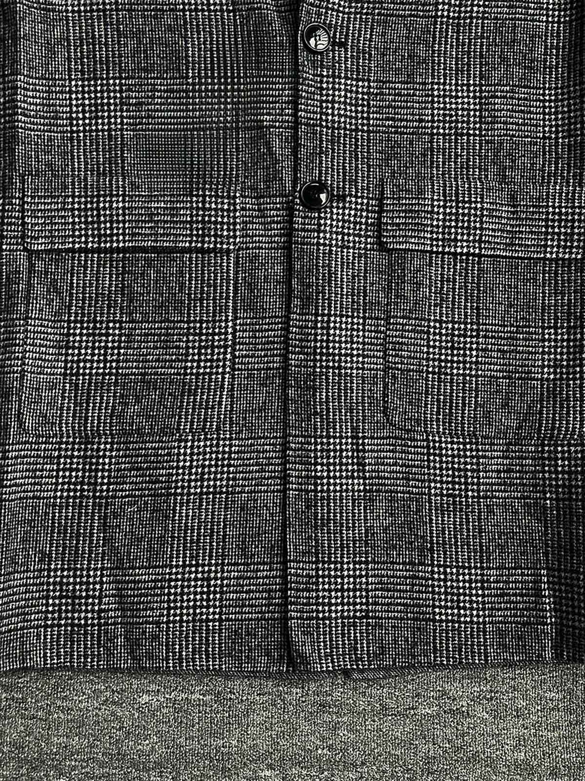 製品画像
「クラシックな英国風チェック柄とウール80%混紡素材を使用したロング丈コート全体画像。エレガントで洗練されたジェントルマンスタイルを演出。」
詳細画像
「立体感を強調する大きなラペルデザインと、柔らかく保温性に優れた英国伝統チェック柄生地のディテールをクローズアップ。」