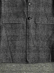 製品画像
「クラシックな英国風チェック柄とウール80%混紡素材を使用したロング丈コート全体画像。エレガントで洗練されたジェントルマンスタイルを演出。」
詳細画像
「立体感を強調する大きなラペルデザインと、柔らかく保温性に優れた英国伝統チェック柄生地のディテールをクローズアップ。」