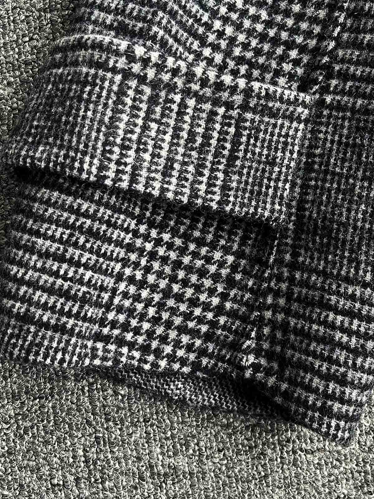 製品画像
「クラシックな英国風チェック柄とウール80%混紡素材を使用したロング丈コート全体画像。エレガントで洗練されたジェントルマンスタイルを演出。」
詳細画像
「立体感を強調する大きなラペルデザインと、柔らかく保温性に優れた英国伝統チェック柄生地のディテールをクローズアップ。」