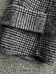 製品画像
「クラシックな英国風チェック柄とウール80%混紡素材を使用したロング丈コート全体画像。エレガントで洗練されたジェントルマンスタイルを演出。」
詳細画像
「立体感を強調する大きなラペルデザインと、柔らかく保温性に優れた英国伝統チェック柄生地のディテールをクローズアップ。」