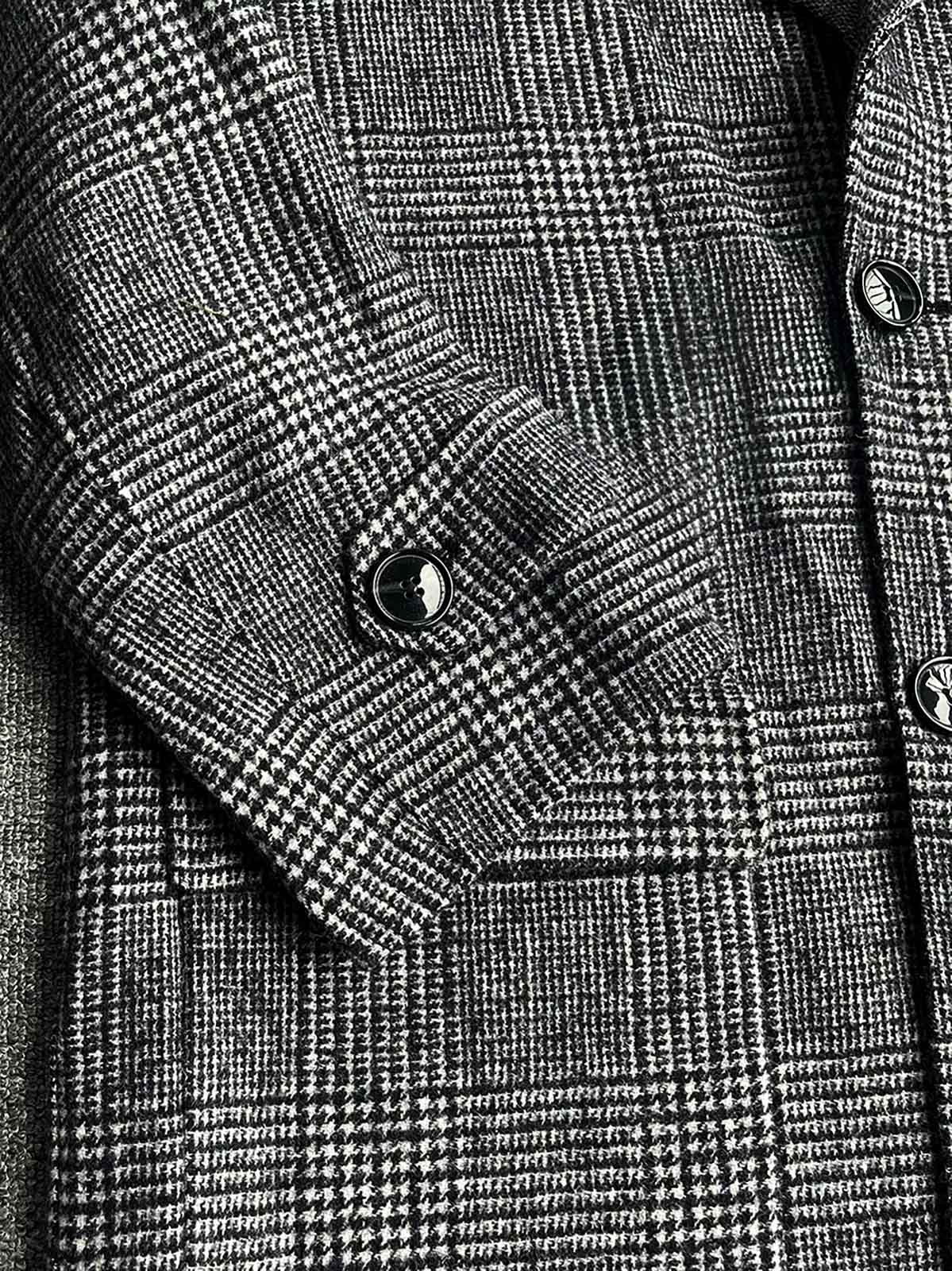 製品画像
「クラシックな英国風チェック柄とウール80%混紡素材を使用したロング丈コート全体画像。エレガントで洗練されたジェントルマンスタイルを演出。」
詳細画像
「立体感を強調する大きなラペルデザインと、柔らかく保温性に優れた英国伝統チェック柄生地のディテールをクローズアップ。」