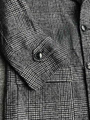 製品画像
「クラシックな英国風チェック柄とウール80%混紡素材を使用したロング丈コート全体画像。エレガントで洗練されたジェントルマンスタイルを演出。」
詳細画像
「立体感を強調する大きなラペルデザインと、柔らかく保温性に優れた英国伝統チェック柄生地のディテールをクローズアップ。」