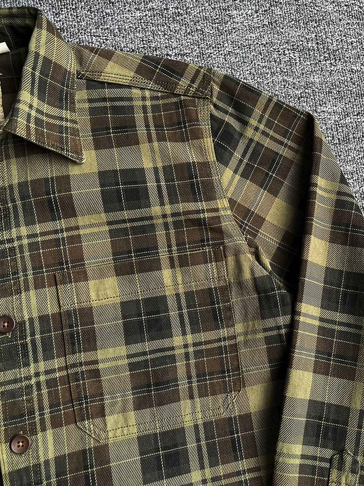 製品画像
「ヴィンテージ感あふれるクラシックなアメカジハードボイルドスタイルを再現した長袖チェックシャツ全体画像。100%コットン素材と立体的なシルエットが特徴。」
詳細画像
「高密度織りのチェック柄生地と胸ポケットのディテールをクローズアップ。ヴィンテージ調の配色とシャツの質感が際立つ画像。」