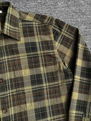 製品画像
「ヴィンテージ感あふれるクラシックなアメカジハードボイルドスタイルを再現した長袖チェックシャツ全体画像。100%コットン素材と立体的なシルエットが特徴。」
詳細画像
「高密度織りのチェック柄生地と胸ポケットのディテールをクローズアップ。ヴィンテージ調の配色とシャツの質感が際立つ画像。」