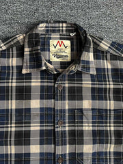 製品画像
「ヴィンテージ感あふれるクラシックなアメカジハードボイルドスタイルを再現した長袖チェックシャツ全体画像。100%コットン素材と立体的なシルエットが特徴。」
詳細画像
「高密度織りのチェック柄生地と胸ポケットのディテールをクローズアップ。ヴィンテージ調の配色とシャツの質感が際立つ画像。」