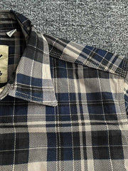 製品画像
「ヴィンテージ感あふれるクラシックなアメカジハードボイルドスタイルを再現した長袖チェックシャツ全体画像。100%コットン素材と立体的なシルエットが特徴。」
詳細画像
「高密度織りのチェック柄生地と胸ポケットのディテールをクローズアップ。ヴィンテージ調の配色とシャツの質感が際立つ画像。」