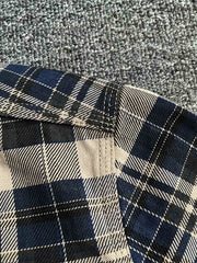 製品画像
「ヴィンテージ感あふれるクラシックなアメカジハードボイルドスタイルを再現した長袖チェックシャツ全体画像。100%コットン素材と立体的なシルエットが特徴。」
詳細画像
「高密度織りのチェック柄生地と胸ポケットのディテールをクローズアップ。ヴィンテージ調の配色とシャツの質感が際立つ画像。」