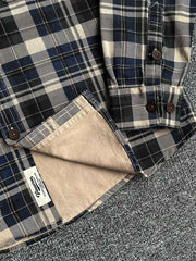 製品画像
「ヴィンテージ感あふれるクラシックなアメカジハードボイルドスタイルを再現した長袖チェックシャツ全体画像。100%コットン素材と立体的なシルエットが特徴。」
詳細画像
「高密度織りのチェック柄生地と胸ポケットのディテールをクローズアップ。ヴィンテージ調の配色とシャツの質感が際立つ画像。」